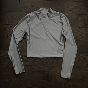 Aritzia Babaton satinette silver long sleeve crop top